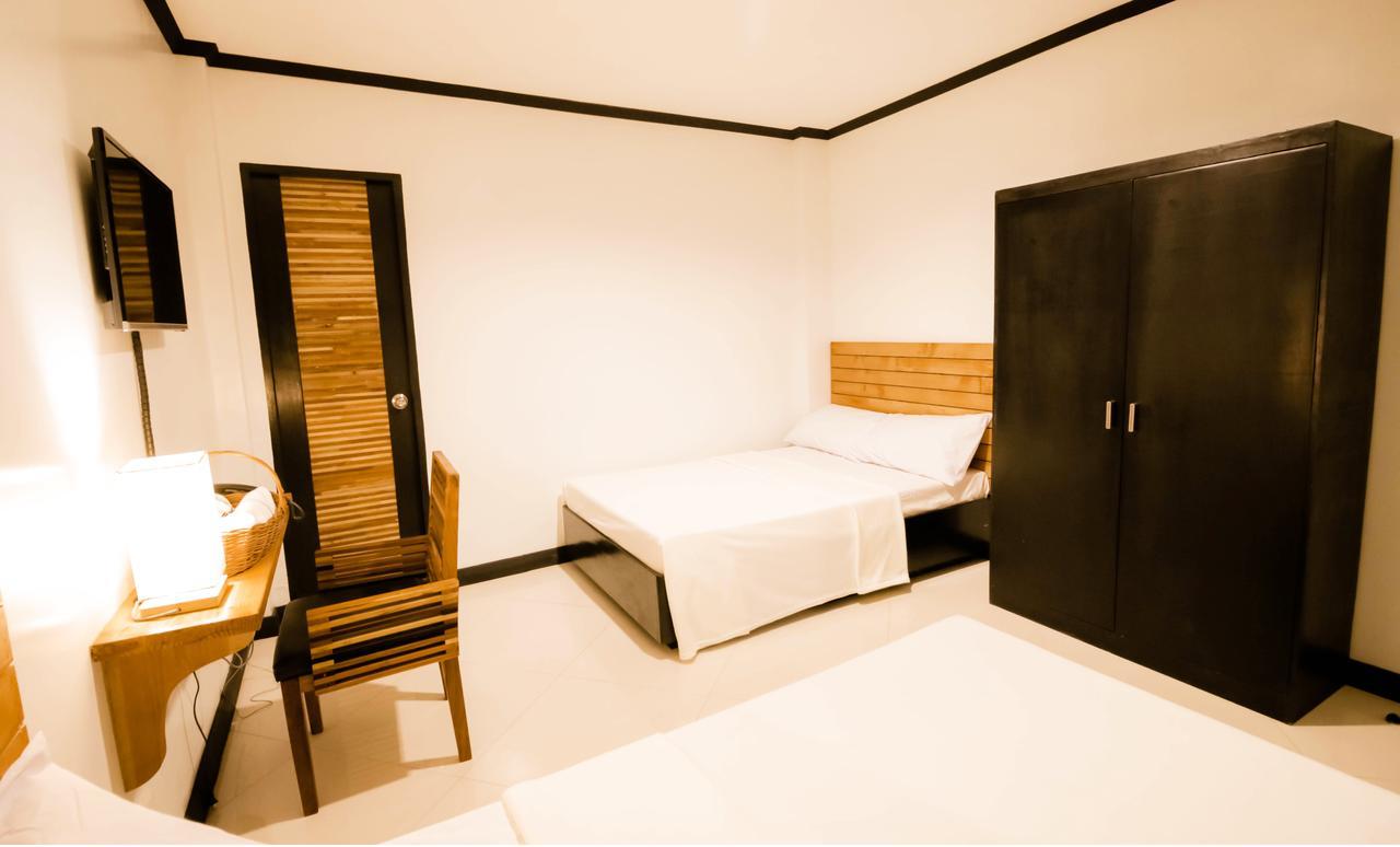 Mahogany Tourist Inn บาโคลอด ภายนอก รูปภาพ