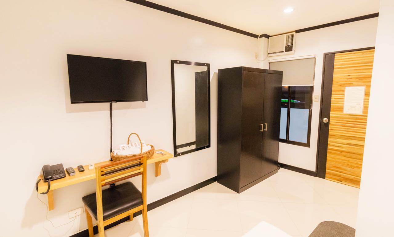 Mahogany Tourist Inn บาโคลอด ภายนอก รูปภาพ