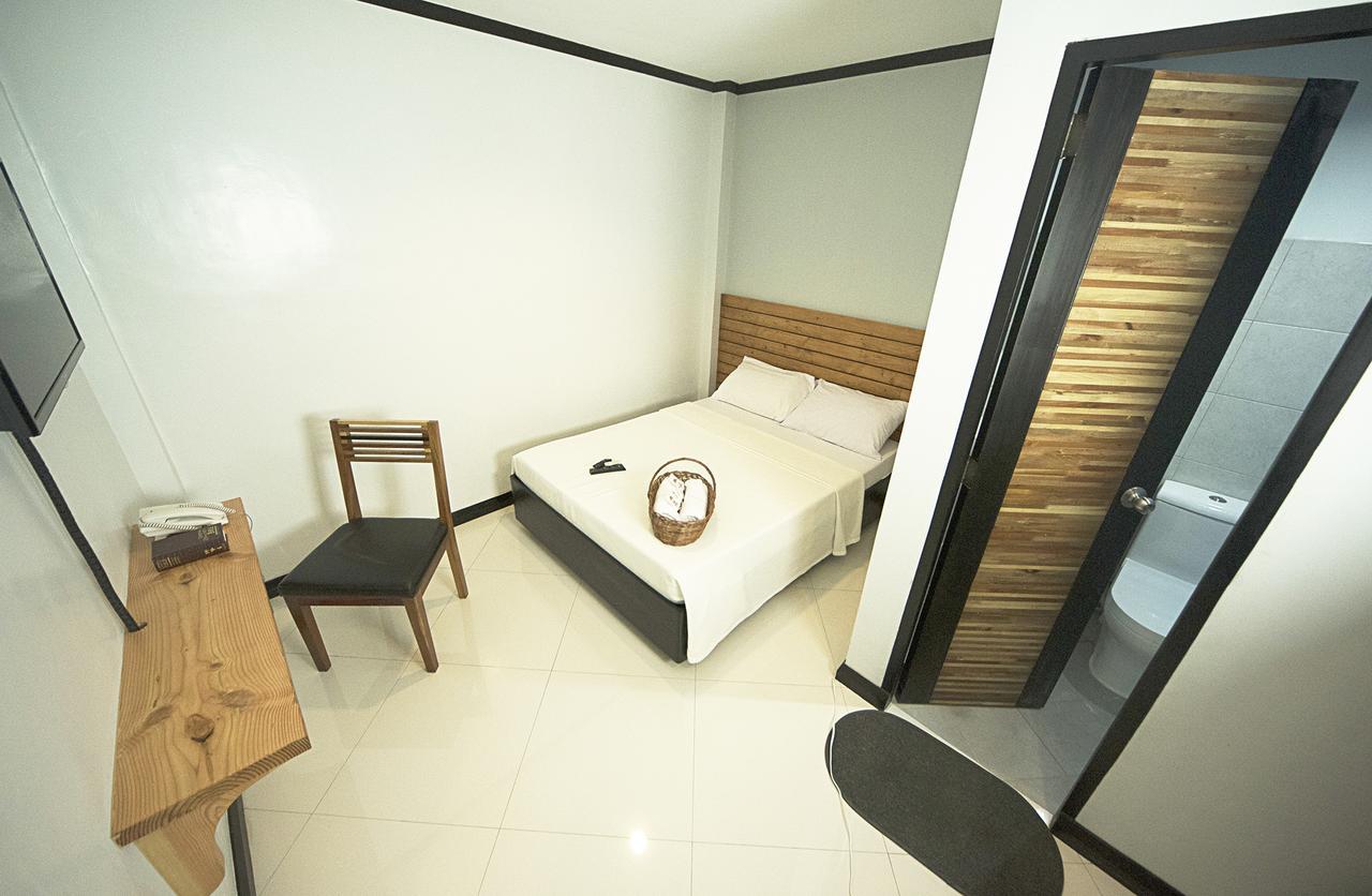 Mahogany Tourist Inn บาโคลอด ภายนอก รูปภาพ