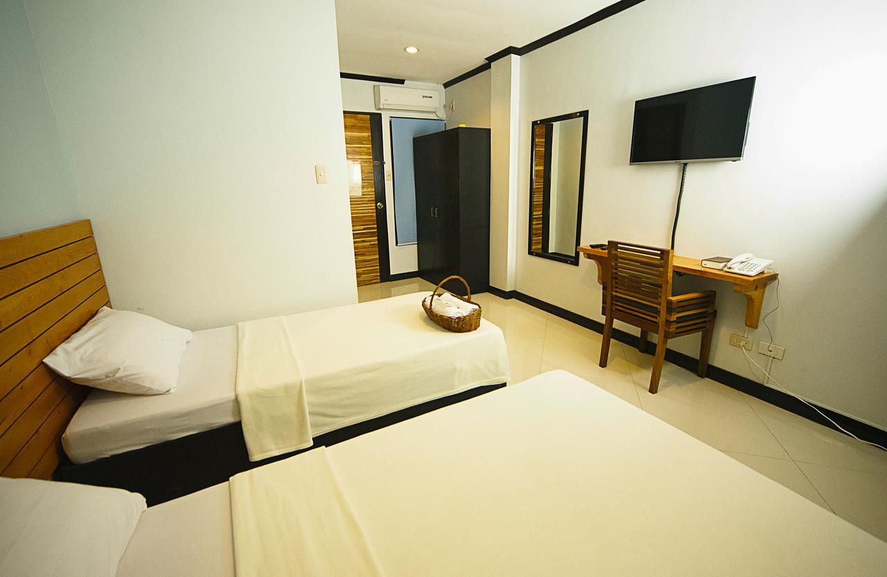 Mahogany Tourist Inn บาโคลอด ภายนอก รูปภาพ