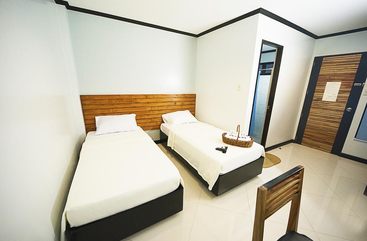 Mahogany Tourist Inn บาโคลอด ภายนอก รูปภาพ