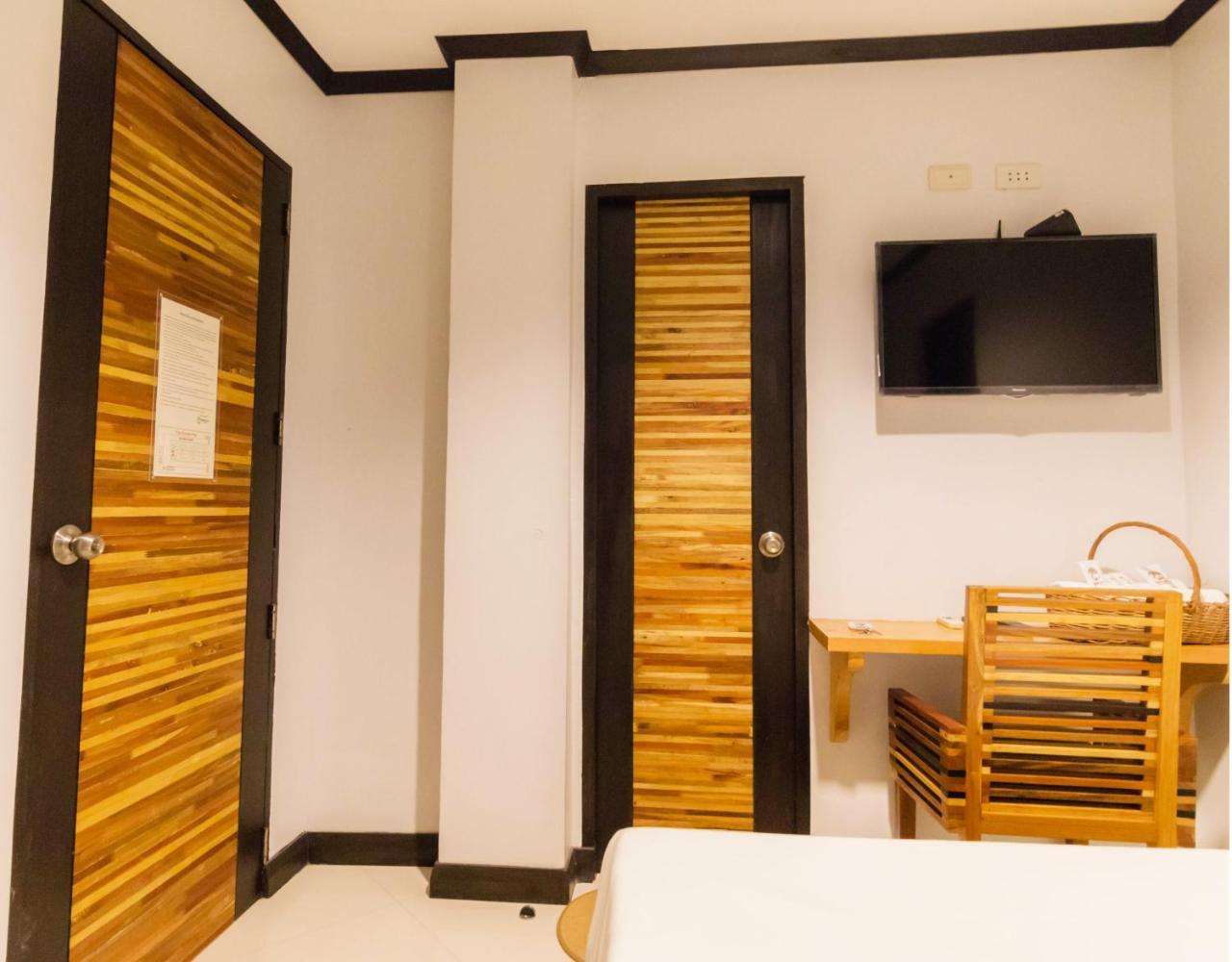 Mahogany Tourist Inn บาโคลอด ภายนอก รูปภาพ