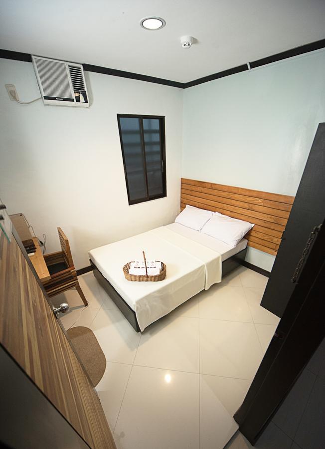 Mahogany Tourist Inn บาโคลอด ภายนอก รูปภาพ